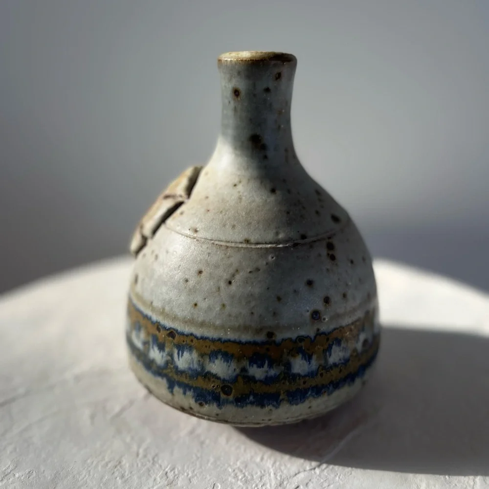 STUNNING MID-CENTURY HANDMADE SIGNED STUDIO POTTERY GREY‎ W/ SPECKLED BROWN